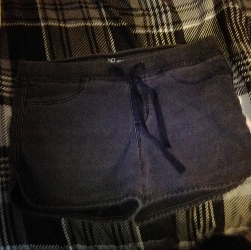 MID RISE black shorts